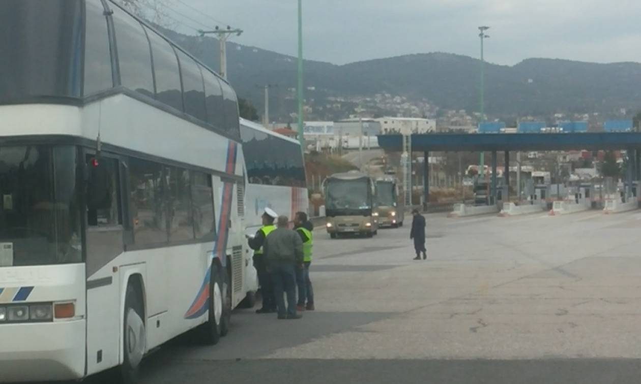 Αγρότες: Με συνοδεία αστυνομικών περνούν οι αγρότες από τα διόδια Αφιδνών (pics)