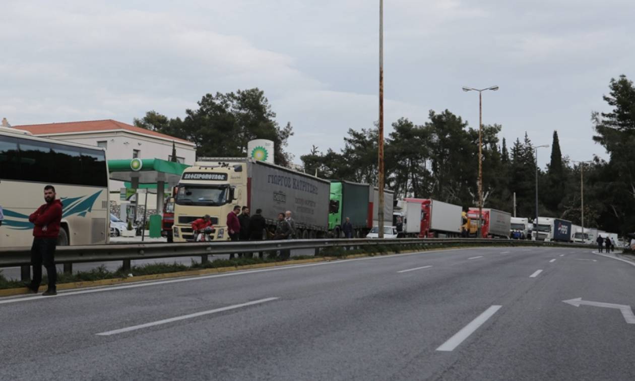 Αγρότες στην Αθήνα: Ουρές χιλιομέτρων στην Αθηνών Κορίνθου!