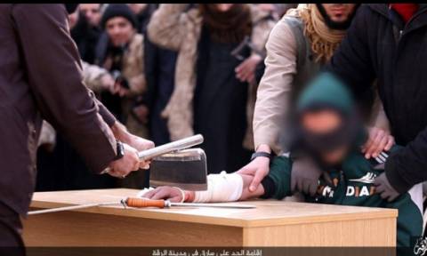 Φρικιαστικές εικόνες: Τζιχαντιστές κόβουν το δεξί χέρι ενός κλέφτη στη Ράκκα (pics)
