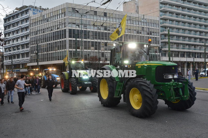 Αγρότες: Σε εξέλιξη η συγκέντρωση στην πλατεία Συντάγματος (pics&vid)