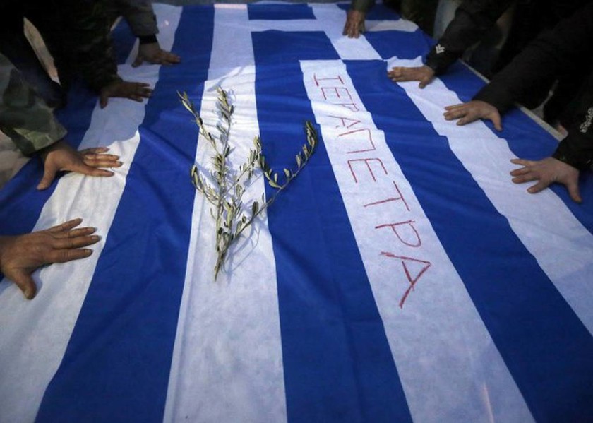 Αγρότες - Σύνταγμα: Εναπόθεσαν την ελληνική σημαία στο μνημείο του Άγνωστου Στρατιώτη (pic)