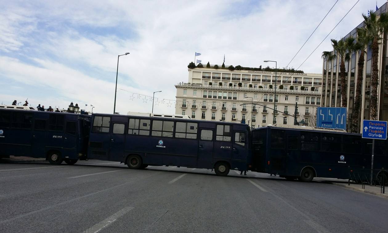 Αποκλεισμένο το Σύνταγμα - Περισσότεροι από 20.000 κόσμου στην πλατεία (photos)