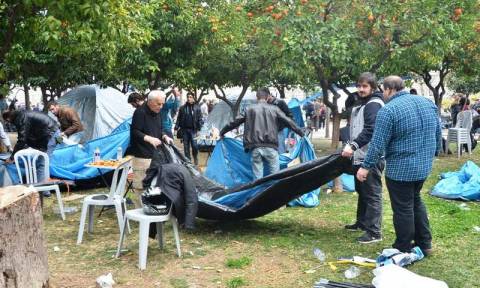 Aγρότες στην Αθήνα: Μαζεύουν τις σκηνές από την πλατεία Συντάγματος (photos)