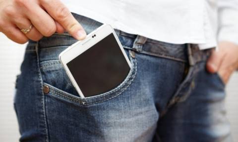 Μην βάζετε ποτέ το κινητό στην τσέπη του παντελονιού