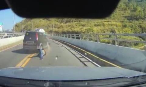 Σοκαριστικό βίντεο! Αυτοκίνητο κινούμενο στο αντίθετο ρεύμα συνθλίβει μοτοσικλέτα