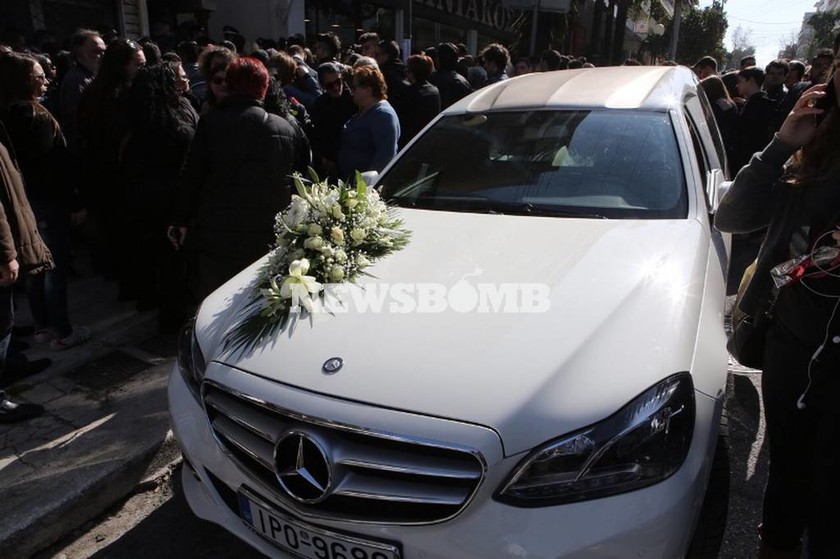 Κηδεία Παντελίδη: Βουβός θρήνος από εκατοντάδες θαυμαστές του