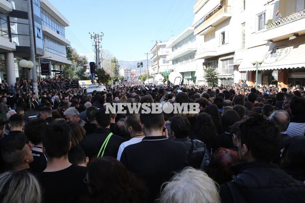 Κηδεία Παντελίδη: Ξεκίνησε η πομπή για το νεκροταφείο - Συγκλονιστικές φωτογραφίες