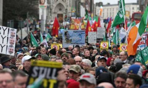 Ιρλανδία: Μαζική διαδήλωση κατά των μέτρων λιτότητας (vid)