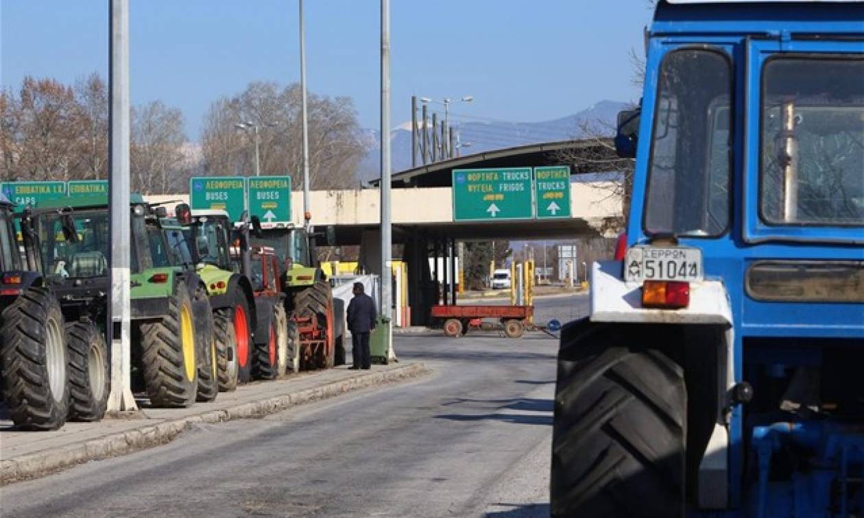 Μπλόκα αγροτών: Αιφνιδιαστικός επ΄αόριστον αποκλεισμός του τελωνείου Προμαχώνα