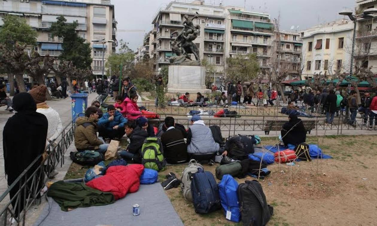 Προσφυγικό: Γέμισε πρόσφυγες, μετανάστες και... διακινητές η πλατεία Βικτωρίας! (ΦΩΤΟΡΕΠΟΡΤΑΖ)