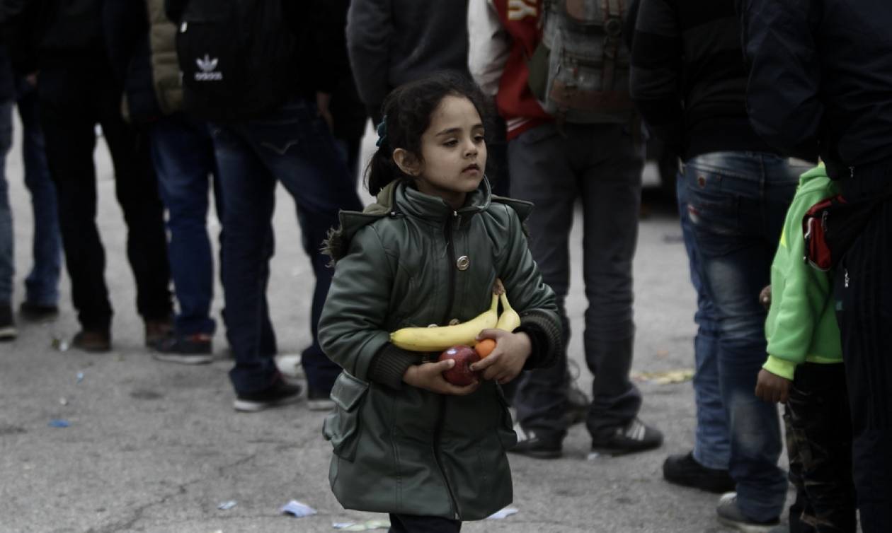 Συγκλονιστικές φωτογραφίες με προσφυγόπουλα στο λιμάνι του Πειραιά (photos)  - Newsbomb - Ειδησεις - News