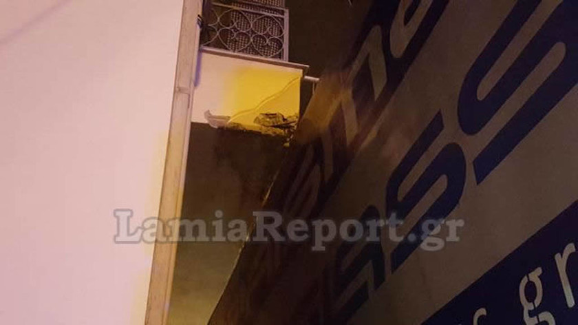 Πανικός στο κέντρο της Λαμίας: Νταλίκα τράκαρε με… μπαλκόνι (photos) 