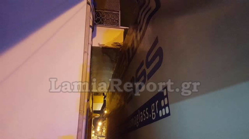 Πανικός στο κέντρο της Λαμίας: Νταλίκα τράκαρε με… μπαλκόνι (photos) 