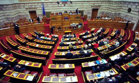 Βουλή: Ψηφίστηκε κατά πλειοψηφία το νομοσχέδιο για την αξιολόγηση στη δημόσια διοίκηση