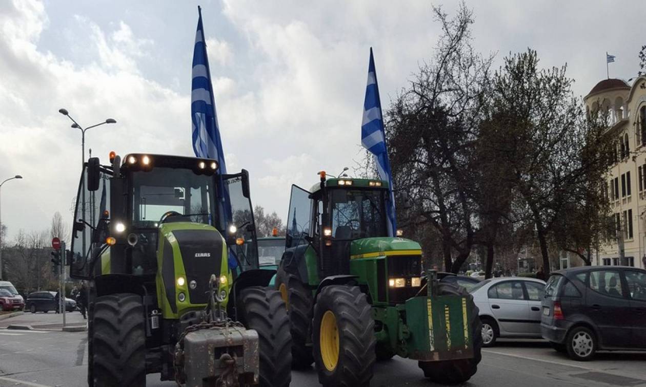 Μπλόκα αγροτών: «Πολιορκούν» με τρακτέρ τη Θεσσαλονίκη (photos+vid)