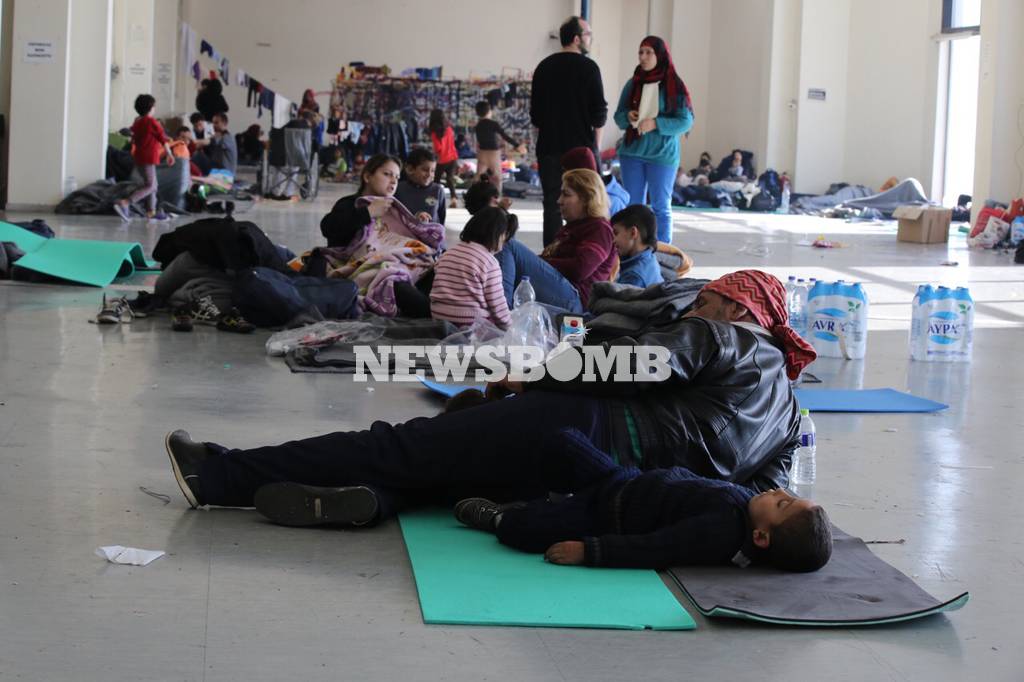 Τραγικές εικόνες από περιπλανώμενους πρόσφυγες στο Ελληνικό (pics)