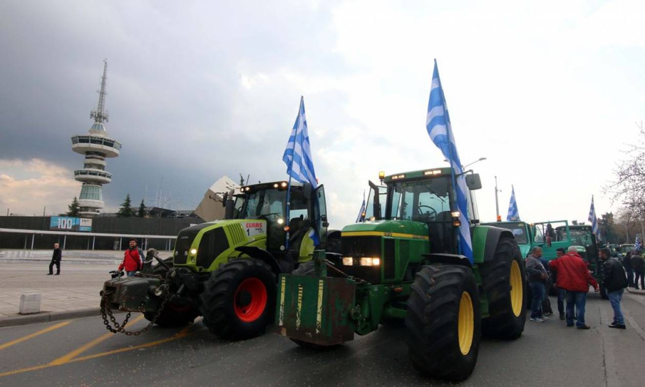 Φεύγουν οι αγρότες από την Εγνατία οδό, στο ύψος του κόμβου του Νησελίου