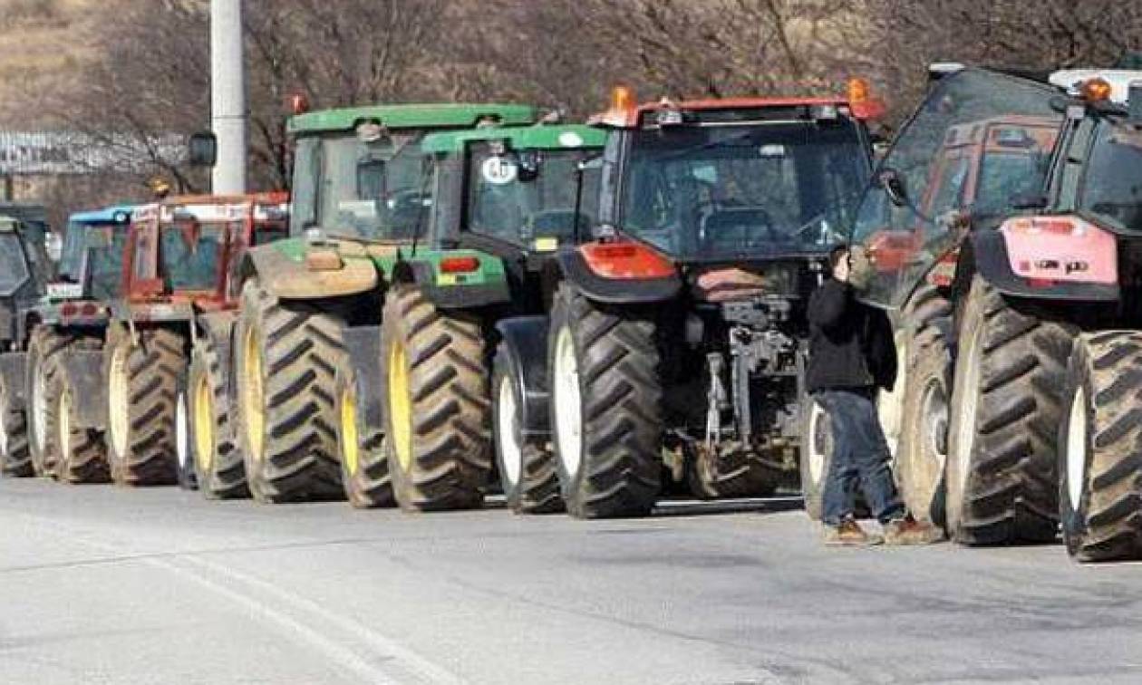 Μπλόκα αγροτών: Επί ποδός τη Δευτέρα οι αγρότες της Κρήτης – Αποκλεισμοί σε Τράπεζες και Τελωνεία