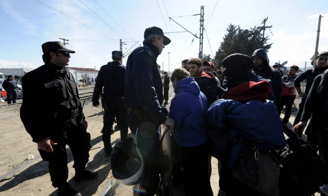 Ένταση στην Ειδομένη: Πρόσφυγες έριξαν τον φράχτη στα σύνορα