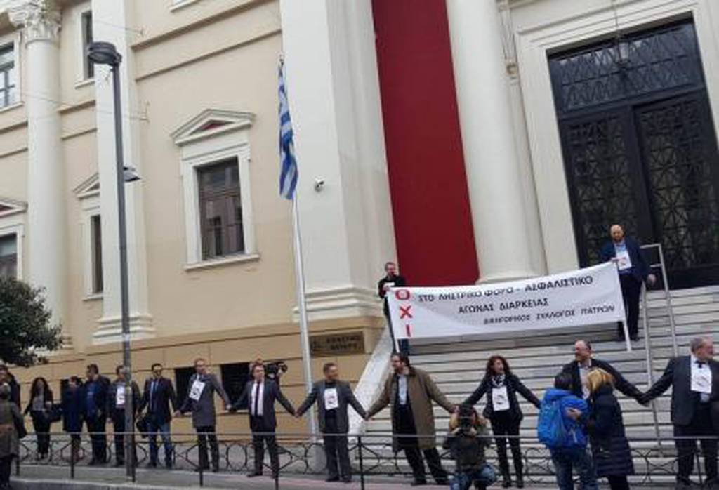 Πάτρα: Δείτε τι έκαναν οι δικηγόροι και έστρεψαν τα βλέμματα όλων – Θραύση στο Διαδίκτυο