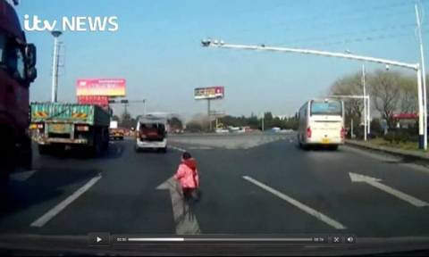 Το βίντεο που θα σας κόψει την ανάσα! Νήπιο πέφτει από κινούμενο φορτηγό σε πολυσύχναστη λεωφόρο