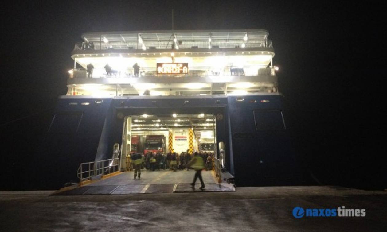 Πάρος: Πρόσκρουση του Blue Star Naxos στο λιμάνι (vid)