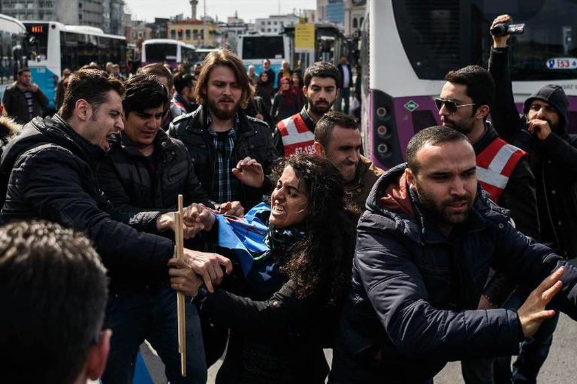 Κωνσταντινούπολη: Η αστυνομία άνοιξε πυρ κατά συγκέντρωσης για την Ημέρα της Γυναίκας (pic)