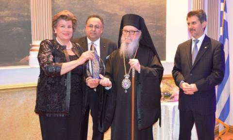Βράβευση του Αρχιεπισκόπου Δημητρίου από το Ταμείο Βοήθειας Παιδιών της Κύπρου