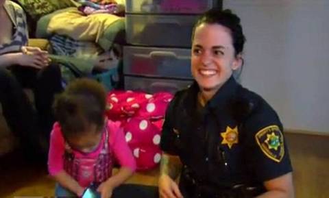 ΗΠΑ: 2χρονη κάλεσε την αστυνομία γιατί... δεν μπορούσε να ντυθεί!