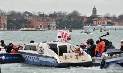 «Ναυμαχία» ακτιβιστών με την αστυνομία στη Βενετία (video)