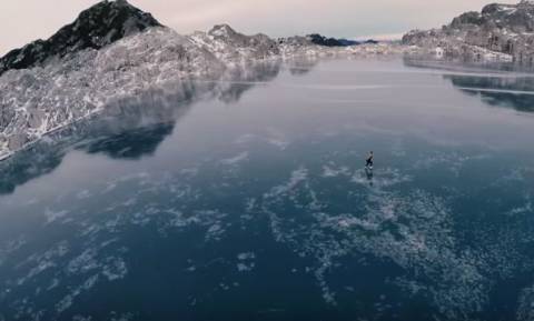 Μαγευτικές εικόνες: Πατινάζ σε παγωμένη λίμνη στην κορυφή ενός βουνού! (vid)