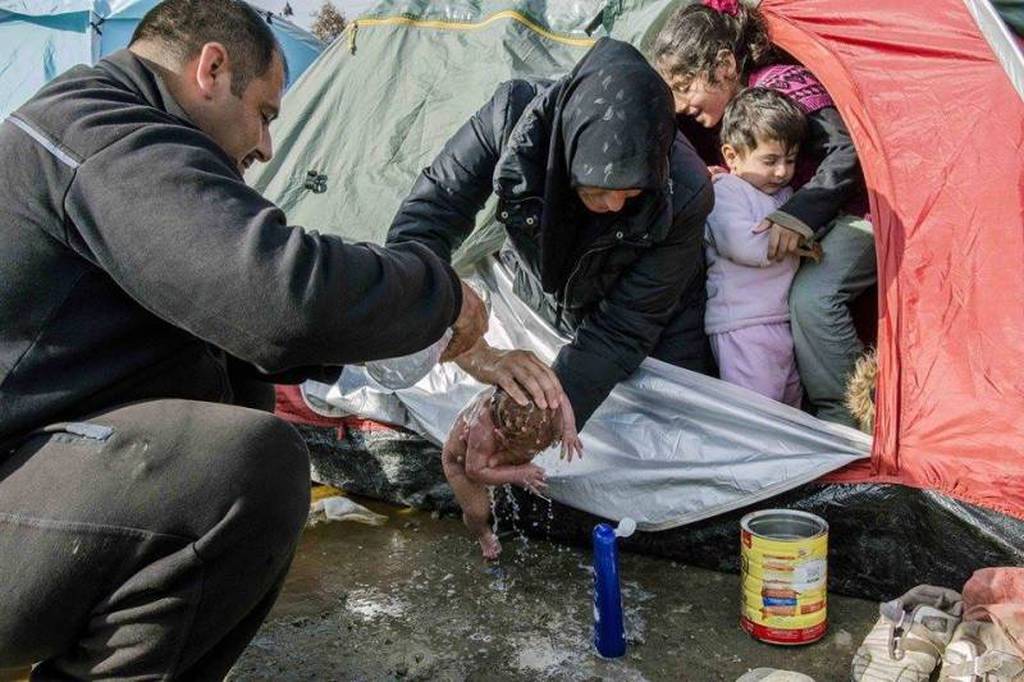 Ειδομένη: Η φωτογραφία με το νεογέννητο που κάνει τον γύρο του κόσμου! (pics)