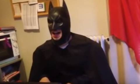 Και όμως! Ο Batman τραγουδάει «Νυχτερίδες κι αράχνες» – Θα κλάψετε από τα γέλια (vid)