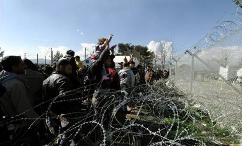 La Repubblica: «Η Ελλάδα σπρώχνει 2.000 πρόσφυγες προς την Αλβανία» - Τι απαντά η κυβέρνηση