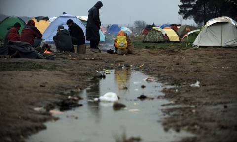 Ειδομένη: Η περιφέρεια Δ. Μακεδονίας παρέδωσε 15.000 αδιάβροχα για τους πρόσφυγες