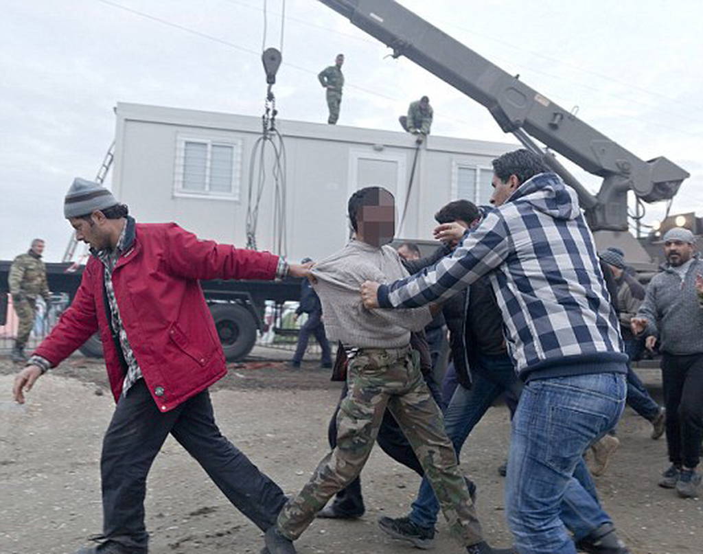 Σοκ στην Ειδομένη: Μετανάστες ξυλοκοπούν ομοεθνή τους για τον βιασμό 7χρονης! (pics)