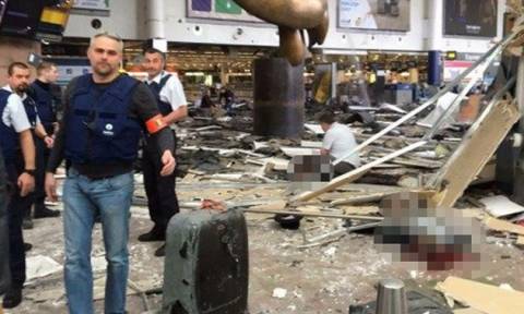 Τρομοκρατικές επιθέσεις Βρυξέλλες: Η φωτογραφία που κάνει το γύρο του κόσμου και συγκλονίζει!
