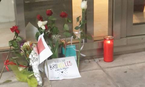 Τρομοκρατικές επιθέσεις Βρυξέλλες - Αθήνα: Φόρος τιμής στα θύματα έξω από τη βελγική πρεσβεία