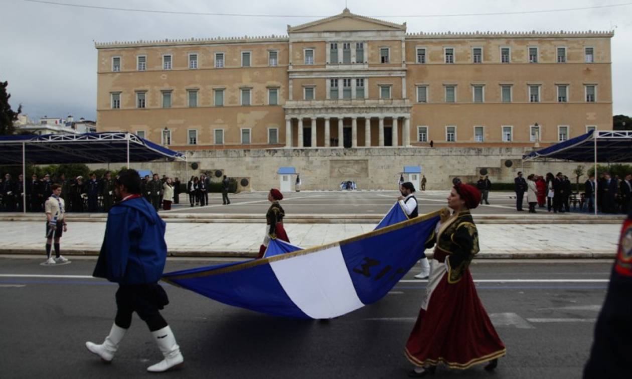 25η Μαρτίου: Ολοκληρώθηκε η μαθητική παρέλαση στο Σύνταγμα (photos)