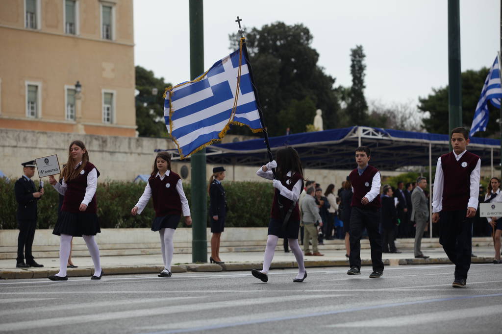 25η Μαρτίου: Ολοκληρώθηκε η μαθητική παρέλαση στο Σύνταγμα (photos)