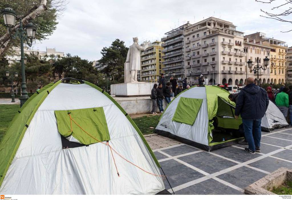 Πρόσφυγες κατασκήνωσαν στην πλατεία Αριστοτέλους (pics&vid)