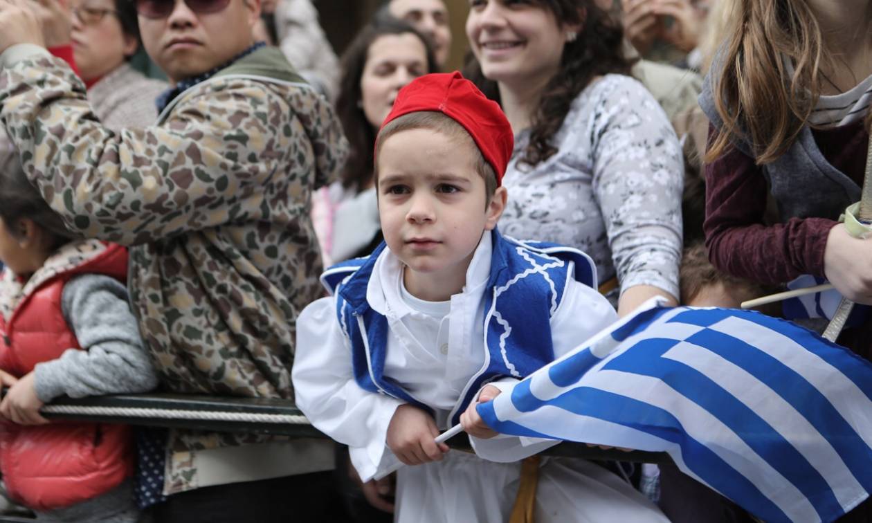 Εντυπωσιακές φωτογραφίες από τη στρατιωτική παρέλαση στο Σύνταγμα (pics)