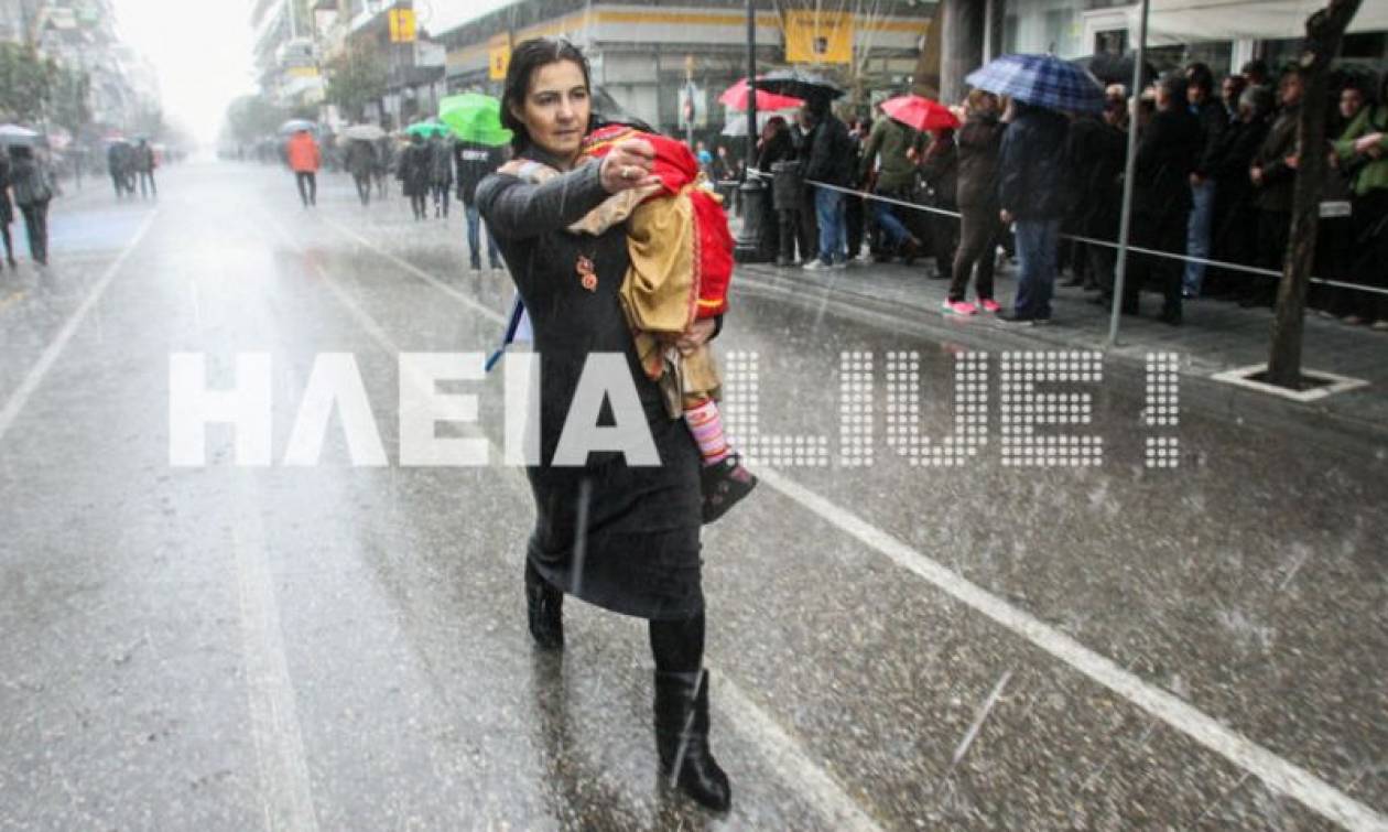 Πύργος: Μία μάνα έκανε παρέλαση κρατώντας το παιδί της αγκαλιά!