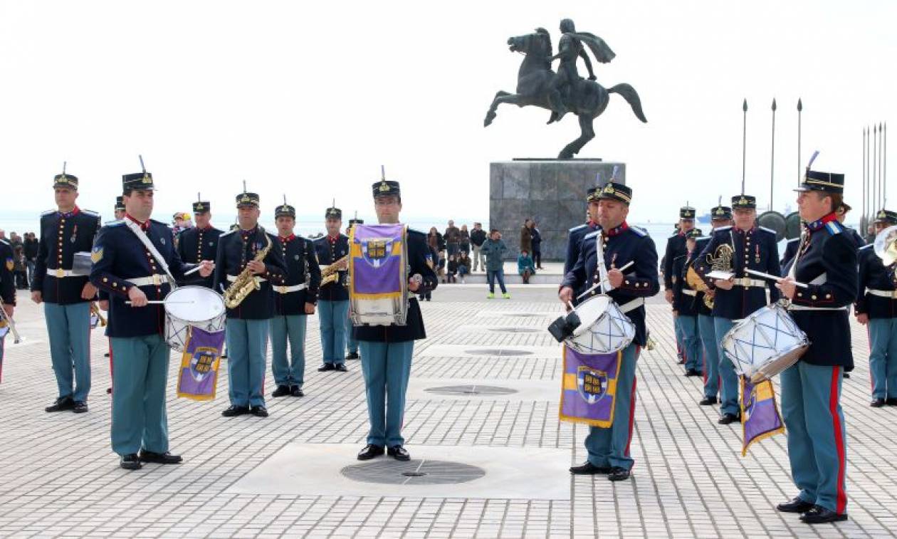 Ο μικρός Θεσσαλονικιός που κέρδιζε τις εντυπώσεις στη μαθητική παρέλαση!