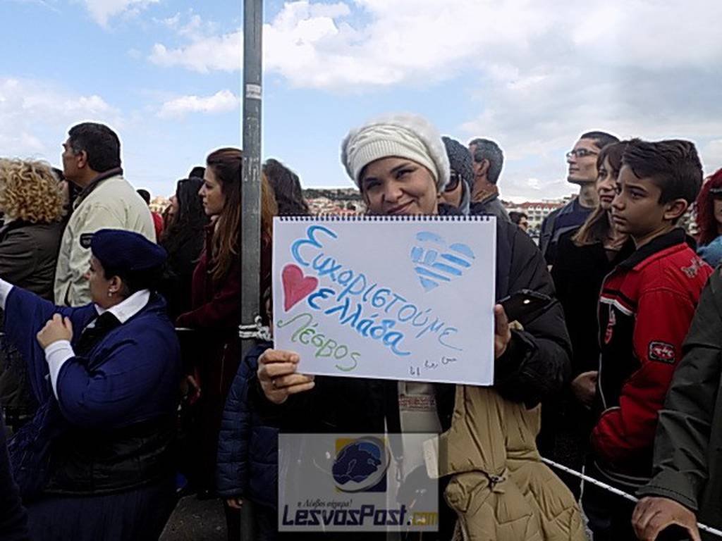 25η Μαρτίου - Λέσβος: Πρόσφυγες σήκωσαν πλακάτ στην παρέλαση που έγραφε «Ευχαριστούμε Ελλάδα» (vid)