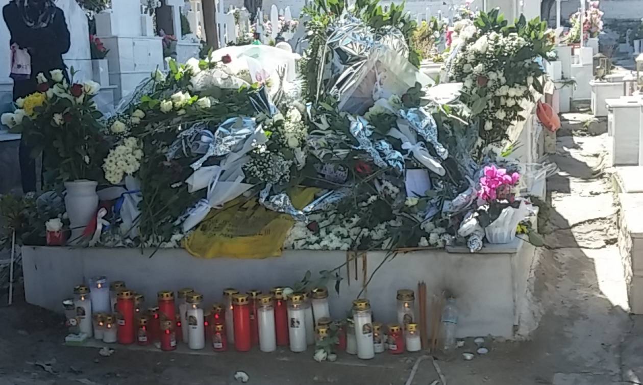Μνημόσυνο Παντελίδη: Τον τίμησαν με τραγούδια του στο νεκροταφείο  (video+photos)
