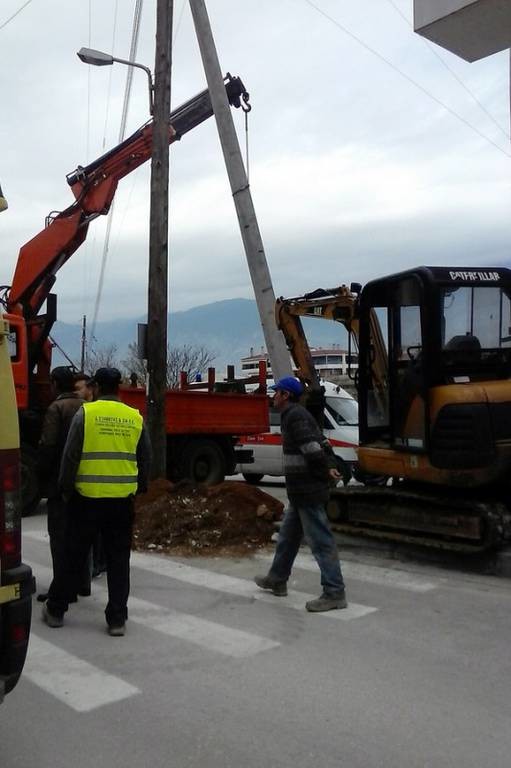 Ιωάννινα: Σε κρίσιμη κατάσταση δύο εργάτες που χτυπήθηκαν από ρεύμα (photos - video)