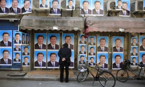 Κίνα: Δημοσιογράφος παραιτήθηκε γιατί δεν άντεχε άλλο να «γονατίζει» (photo)