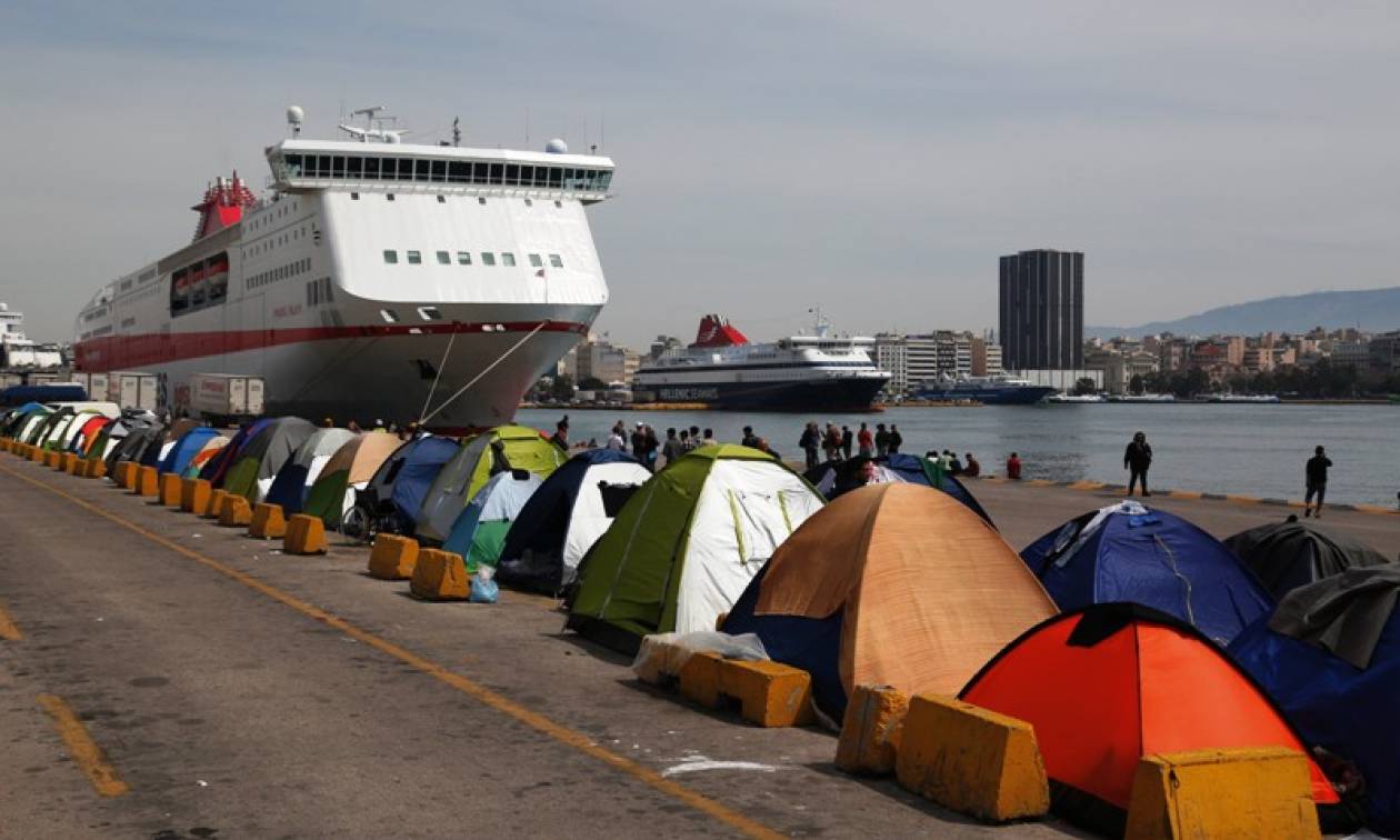 Πειραιάς: Συλλήψεις ατόμων που διέδιδαν στους πρόσφυγες ότι τα σύνορα είναι ανοιχτά