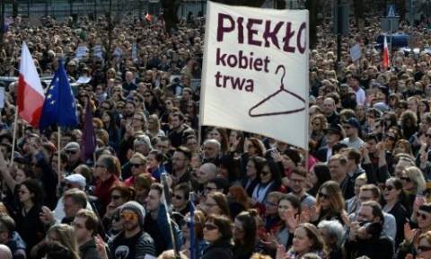 Πολωνία: Διαδήλωση στη Βαρσοβία κατά του νομοσχεδίου που απαγορεύει την άμβλωση